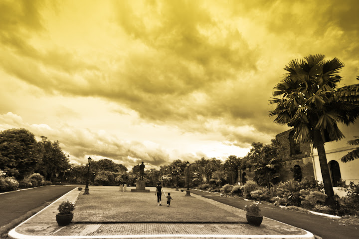 IMAGE: http://lh4.ggpht.com/__0prHnAfUfg/TF2RS58D6II/AAAAAAAAAXE/1FyDX3Z1PQo/s720/warehouseID-4713.jpg