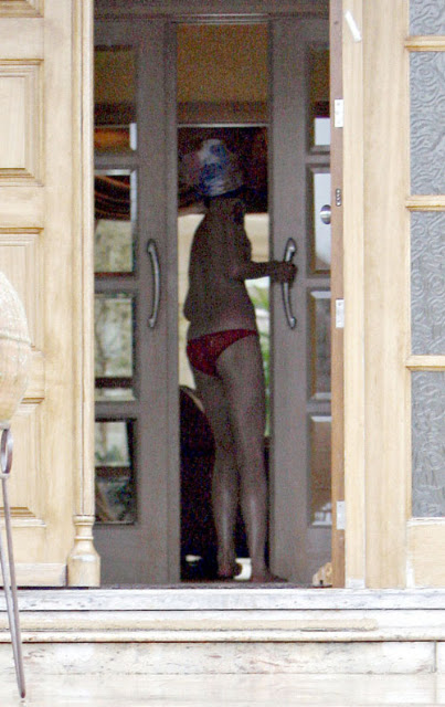 03-03-09 London, UK Amy Winehouse is pictured walking about in her new home wearing just a pair of bikini bottoms. Later a sun bed was delivered to her house. She must be tired of being so sickly pale... NON-EXCLUSIVE PIX by Flynet ©2009 818-307-4813 Nicolas