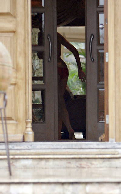 03-03-09 London, UK Amy Winehouse is pictured walking about in her new home wearing just a pair of bikini bottoms. Later a sun bed was delivered to her house. She must be tired of being so sickly pale... NON-EXCLUSIVE PIX by Flynet ©2009 818-307-4813 Nicolas
