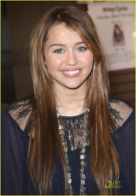 miley-cyrus-bn-book-signing-04.jpg