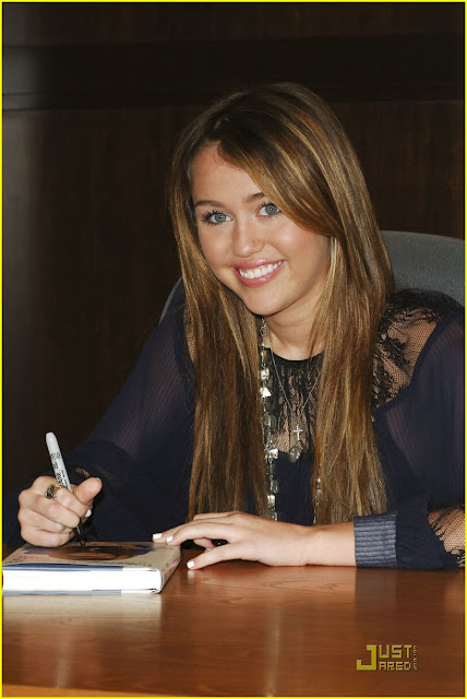 miley-cyrus-bn-book-signing-40.jpg