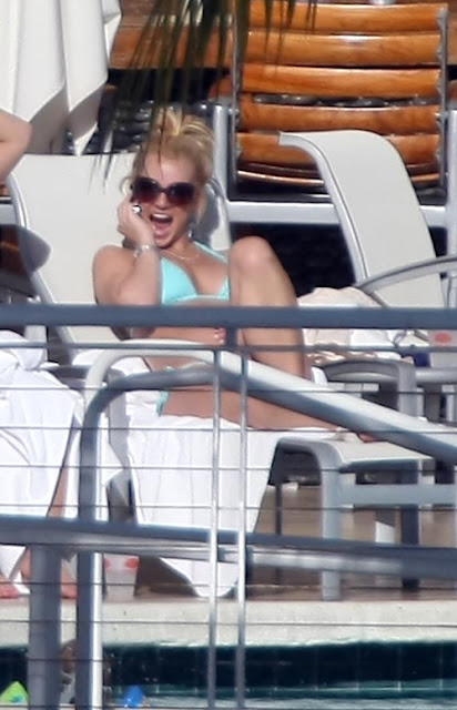 Britney in a bikini with her kids in Miami <P> <B>Ref: SPL85616 090309 </B><br> Picture by: SDFL / Splash News<br> </P><P> <B>Splash News and Pictures</B><br> Los Angeles: 310-821-2666<br> New York: 212-619-2666<br> London: 870-934-2666<br> photodesk@splashnews.com<br> </P>