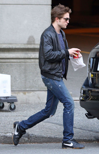 ©BAUER-GRIFFIN.COM ***NO CANADA*** Robert Pattinson picks up a coffee and a snack before going to work on the movie 'The Twilight Saga: New Moon' EXCLUSIVE March 11, 2009 Job: 90312P6 Vancouver, Canada www.bauergriffin.com www.bauergriffinonline.com