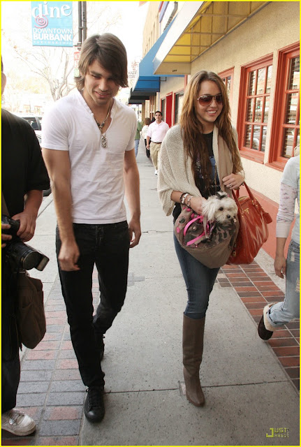 miley-cyrus-justin-gaston-market-city-07.jpg