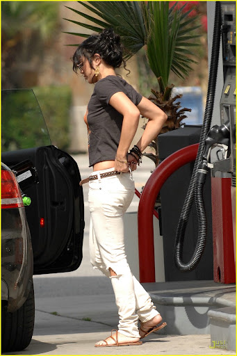 vanessa-hudgens-zac-efron-gas-station-05.jpg