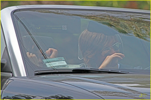 vanessa-hudgens-zac-efron-gas-station-08.jpg