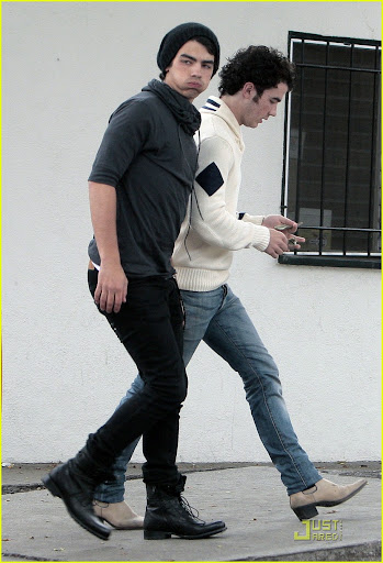 jonas-brothers-apple-pan-06.jpg
