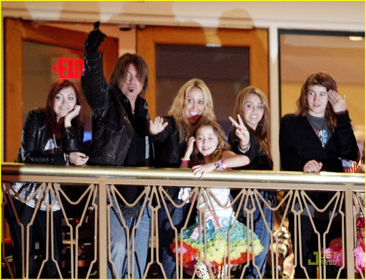 noah-cyrus-emily-grace-lollipops-02.jpg