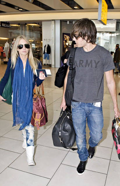 04-29-09 London, UK  'High School Musical' star Zac Efron is pictured flying out of Heathrow Airport to Los Angeles.  NON-EXCLUSIVE PIX by Flynet ©2009 818-307-4813  Nicolas