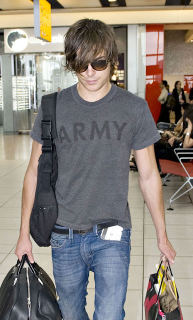 04-29-09 London, UK  'High School Musical' star Zac Efron is pictured flying out of Heathrow Airport to Los Angeles.  NON-EXCLUSIVE PIX by Flynet ©2009 818-307-4813  Nicolas