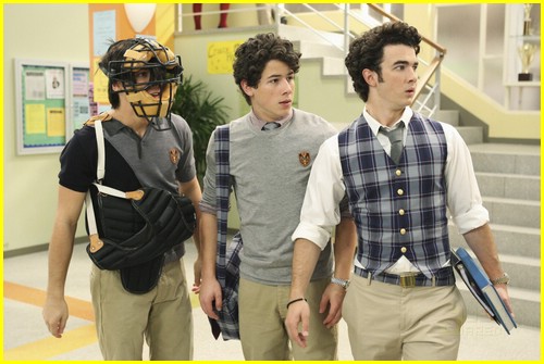 jonas-brothers-run-for-life-02.jpg