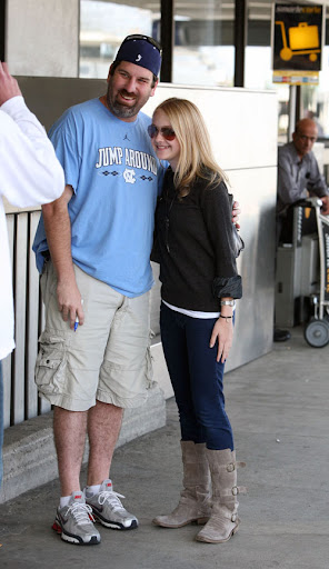 ©BAUER-GRIFFIN.COM Dakota Fanning and her mom prepare to depart from LAX and have a good laugh while riding the escalator up to the security checkpoint. NON-EXCLUSIVE May 4, 2009 Job: 90504NH6 Los Angeles, California www.bauergriffin.com www.bauergriffinonline.com