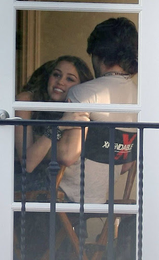 Honorarabsprache ! MILEY CYRUS kaspert mit ihrem Freund JUSTIN GASTON in einer Pause während ihres Fotoshootings herum / AbilityFilms@yahoo.com.805-427-3519.www.AbilityFilms.com...5-10-09 Exclusive .Miley Cyrus hugging and kissing her boyfriend Justin Gaston during a break for her photoshoot Xpendable at a house in Beverly Hills ca