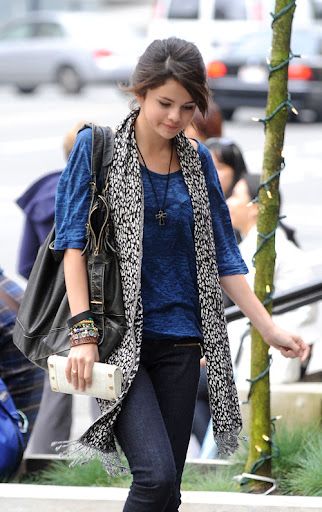 Selena Gomez tries to cover up whilst out with Taylor Lautner, Vancouver. The Disney kid was seen heading out for lunch with the 'Twilight' star. <P> Pictured: Selena Gomez <P> <B>Ref: SPL100092 120509 </B><br> Picture by: Whittle / Splash News </P><P> <B>Splash News and Pictures</B><br> Los Angeles: 310-821-2666<br> New York: 212-619-2666<br> London: 870-934-2666<br> photodesk@splashnews.com<br> </P>