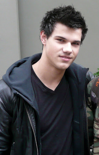 Selena Gomez tries to cover up whilst out with Taylor Lautner, Vancouver. The Disney kid was seen heading out for lunch with the 'Twilight' star. <P> Pictured: Taylor Lautner <P> <B>Ref: SPL100092 120509 </B><br> Picture by: Whittle / Splash News </P><P> <B>Splash News and Pictures</B><br> Los Angeles: 310-821-2666<br> New York: 212-619-2666<br> London: 870-934-2666<br> photodesk@splashnews.com<br> </P>