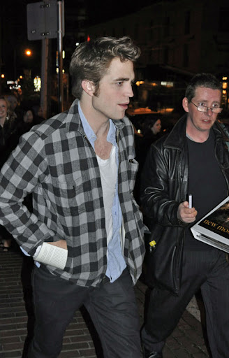 ©BAUER-GRIFFIN.COM ***NO CANADA RIGHTS*** The main cast members of part two of the Twilight saga, "New Moon," have a wrap party at the Bluewater cafe in Vancouver. Afterwards, Kristen Stewart and Robert Pattinson cozy up together on the sidewalk at the rear of the restaurant. EXCLUSIVE May 8, 2009 Job: 90510F1 Vancouver, Canada www.bauergriffin.com www.bauergriffinonline.com