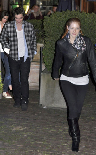 ©BAUER-GRIFFIN.COM ***NO CANADA RIGHTS*** The main cast members of part two of the Twilight saga, "New Moon," have a wrap party at the Bluewater cafe in Vancouver. Afterwards, Kristen Stewart and Robert Pattinson cozy up together on the sidewalk at the rear of the restaurant. Picture Shows: Robert Pattinson and Rachelle Lefevre EXCLUSIVE May 8, 2009 Job: 90510F1 Vancouver, Canada www.bauergriffin.com www.bauergriffinonline.com