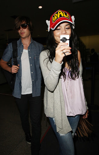 May 22, 2009: Zac Efron and Vanessa Hudgens spotted at LAX Airport in Los Angeles, California. Credit: INFphoto.com Ref.: infusla-34/43