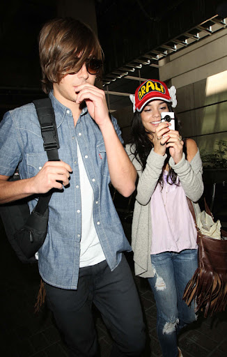 May 22, 2009: Zac Efron and Vanessa Hudgens spotted at LAX Airport in Los Angeles, California. Credit: INFphoto.com Ref.: infusla-34/43