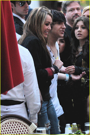 miley-cyrus-mitchel-musso-the-grove-03.jpg