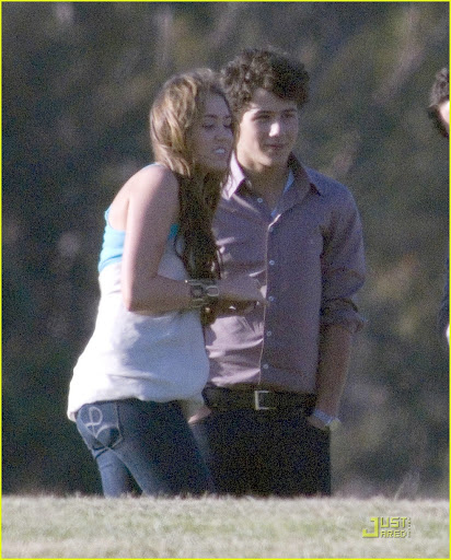 miley-cyrus-nick-jonas-hug-01.jpg