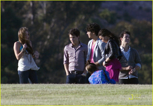 miley-cyrus-nick-jonas-hug-06.jpg