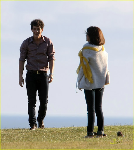 selena-gomez-nick-jonas-wiffle-ball-01.jpg