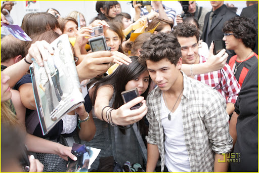 jonas-brothers-paris-pizza-05.jpg