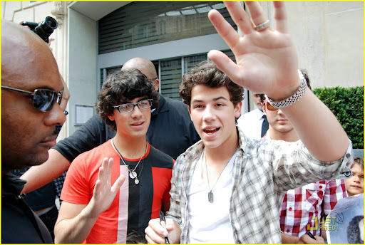 jonas-brothers-paris-pizza-03.jpg
