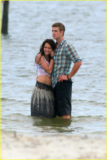 miley-cyrus-liam-hemswroth-kiss-05.jpg