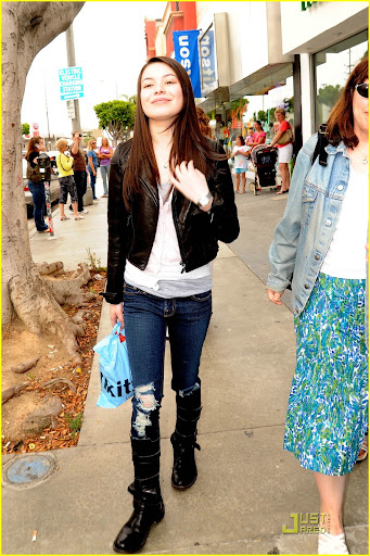 miranda-cosgrove-kitson-cute-10.jpg