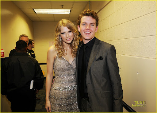 taylor-swift-video-year-10.jpg