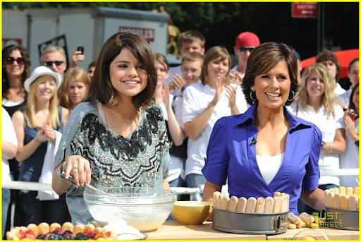 selena-gomez-cheesecake-crazy-02.jpg