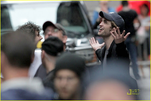 robert-pattinson-rain-remember-me-01.jpg