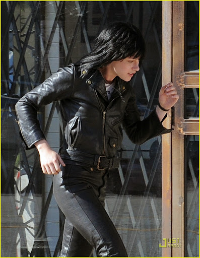 kristen-stewart-runaway-leather-07.jpg