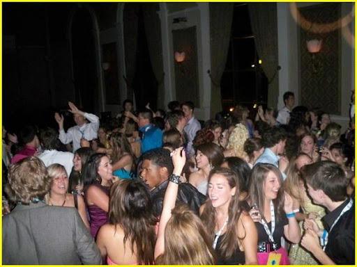 selena-gomez-demi-lovato-prom-crashers-01.jpg