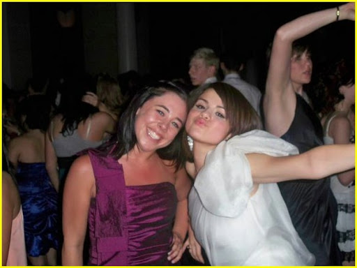 selena-gomez-demi-lovato-prom-crashers-03.jpg