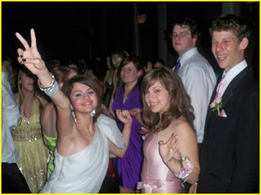selena-gomez-demi-lovato-prom-crashers-04.jpg