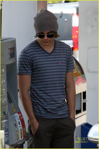 zac-efron-pump-up-04.jpg