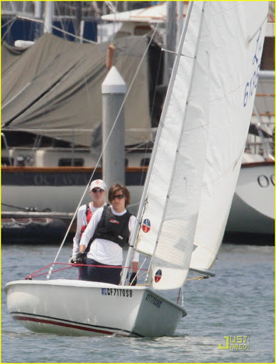 zac-efron-sets-sail-06.jpg