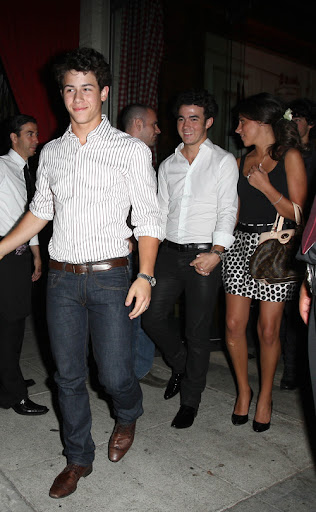 July 3, 2009: The Jonas Brothers photographed celebrating Kevin's engagement to girlfriend Danielle Deleasa at their favorite pizza parlor along with 30 friends in Los Angeles, California. Credit: Rachpoot/Stefan/INFphoto.com Ref.: infusla-34/134