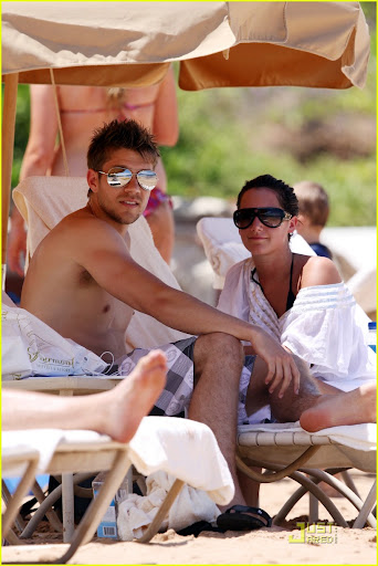 ashley-tisdale-scott-speer-hawaii-05.jpg