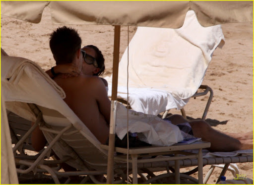 ashley-tisdale-scott-speer-smooching-05.jpg