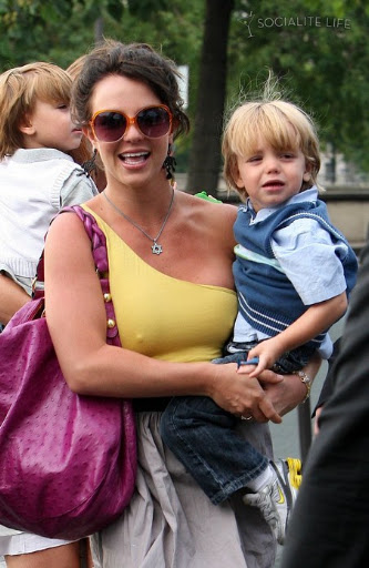 post_image-britneyspears-kids-france06.jpg