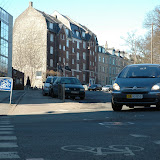 Østbanetorvet - Der er problemer med synligheden af de cyklister, som kørende kørende mod Østbanetorvet. Der holder parkerede biler tæt op til krydset, og de skygger for udsynet.