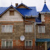 DSC01425.JPG, Huedin. Exemple de construction très "tendance" en ce moment en Roumanie., Brasov, Tansylvanie. Mars 2008.