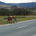 DSC01552.JPG, Avant Sighishoara, sur la route E 60. Scène récurrente. Des gosses qui trainent un charriot..., Brasov, Tansylvanie. Mars 2008.