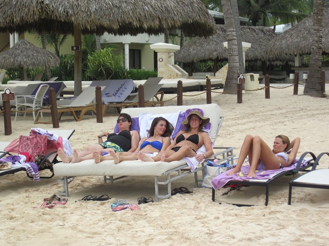 [us girls relaxn on beach bed[5].jpg]