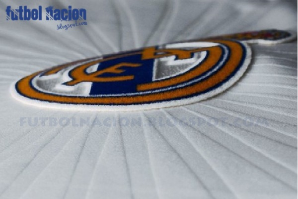 [detalle Adidas Real Madrid 2010-2011[5].jpg]