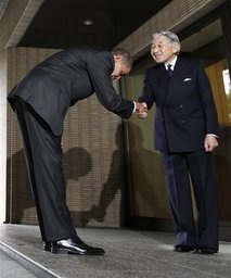 [capt.090959cc9a05488b91f781f63ff71e3d.obamas_bow_wxsc301[4].jpg]